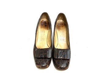 Vintage 1950s Workwear Pumps // Brown Crocodile Leather Slip On Buckle Heels by Puccini Size 9