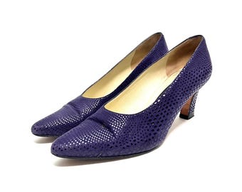 Scarpe con tacco goffrate effetto rettile vintage anni '80 // Décolleté classiche slip-on in pelle scamosciata viola di Classiques Entier, taglia 7,5
