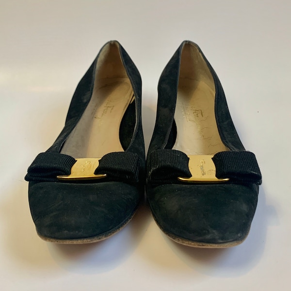 Vintage 1990s Bow Pump Heels // Black Suede Ferragamo Shoes Made in Italy Size 8.5
