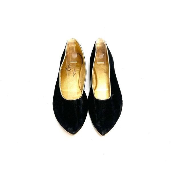 Vintage 1960s Pointed Toe Boudoir Slippers // Black Velvet Slip On House Shoes by Genie Size 6