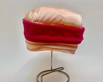 Vintage 1950s Pink Satin Toque Hat // Chapeau à bulles sculptéavec magenta Velvet Ribbon