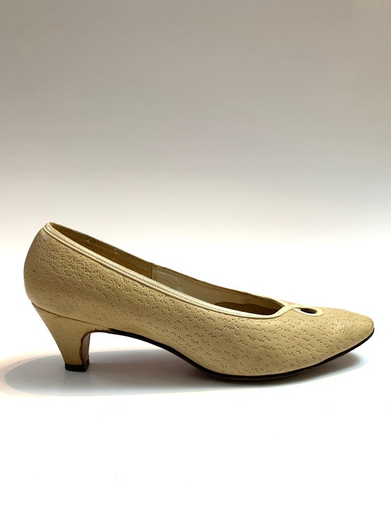 Vintage 1960s Leather Pumps Beige Keyhole Cutout Textured Kitten Heels by Saks Fifth Avenue Size 7 Etsy Canada
