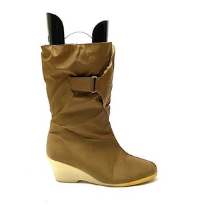 Vintage 1970s Nylon Snow Boots // Khaki Wedge Heel Vegan Shearling Lined Winter Boots by Revelations Size 9