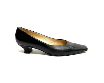 Vintage 1990s Kitten Pumps // Schlichte schwarze Lederschuhe mit eckiger Kappe von Russel & Bromley Gr. 8.5