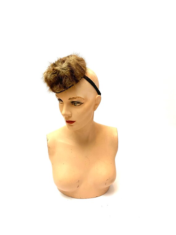 Vintage 1940s Mini Pillbox Tilt Top Hat // Coyote