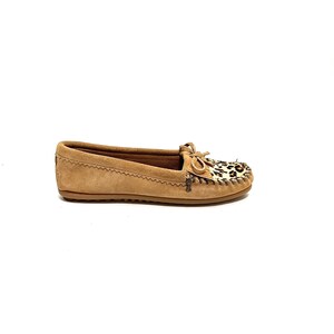Puede incluir: Mocasines de ante marr&oacute;n claro con un detalle de estampado de leopardo en la parte posterior. Los mocasines tienen una suela de cuero y un detalle de costura decorativo.