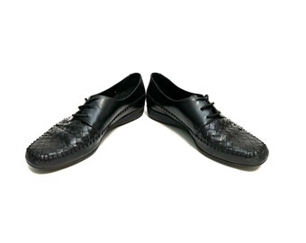 Vintage 1970s Womens Walking Shoes // Black Woven Leather Lace up