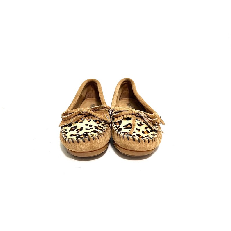 Puede incluir: Un par de mocasines de ante marr&oacute;n con un dise&ntilde;o de estampado de leopardo en la punta.