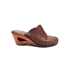 Vintage 1970s Wooden Cutout Wedge Heels // Brown Woven Leather Slip On Closed Toe Mules Size 6