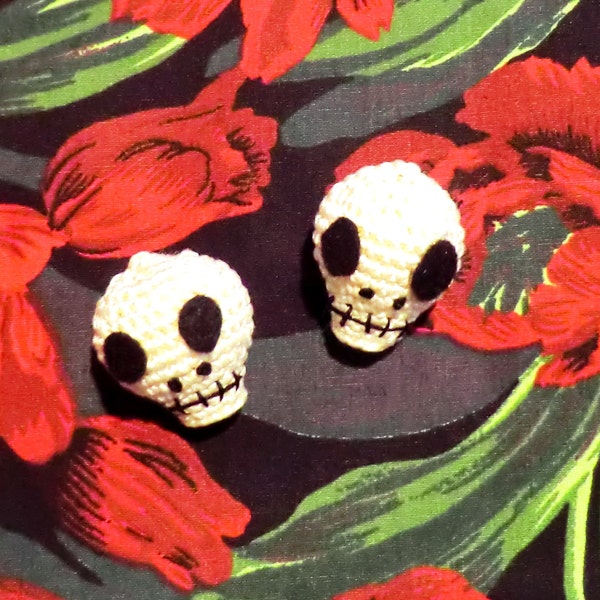 Day of the dead mini skull amigurumi crochet pattern
