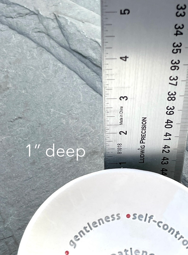 Peut inclure: Bol en c&eacute;ramique blanche d'une profondeur de 2,5 cm. Le bol porte les mots "gentleness" et "self-control" inscrits sur le bord.