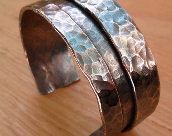 Bracelet de manchette en cuivre martelé d'hommes ou de femmes avec des lignes profondément pliées