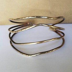 Bracelet manchette en laiton à motif vague