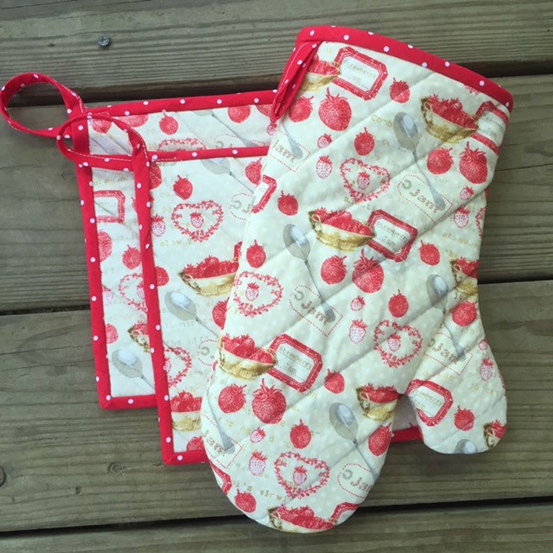 Set of two Pot Holders and a Matching Oven Mitt Strawberry Summer