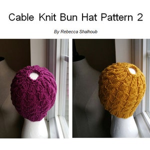 Può includere: Due cappelli a treccia, uno in viola scuro e uno in giallo senape, sono esposti su manichini. I cappelli hanno un foro nella parte superiore per uno chignon.