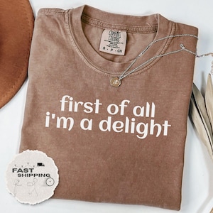 トレンドTシャツ、コンフォートカラーズ®「まず第一に私は喜び」シャツ、皮肉Tシャツ、面白いユーモアシャツ、面白い名言Tシャツ、皮肉Tシャツ
