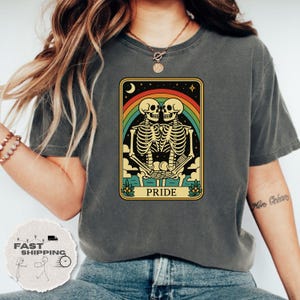 Gay Transgender Menschenrecht T-Shirt, Rainbow Pride Shirt, Gleichheits-T-Shirt, Skeleton Pride, Comfort Colors® LGBTQ + Pride Tarot-Karte T-Shirt