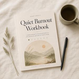 Può includere: Un quaderno di esercizi intitolato Quiet Burnout Workbook con una copertina color crema, testo nero con grazie e un'illustrazione ad acquerello di un lago, montagne e un sole all'interno di un arco. Il testo riporta Quiet Profit e 2026.
