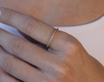 Anillo de oro macizo de 14 quilates, anillo de oro trenzado, delicado anillo de cuerda apilable, joyería minimalista para uso diario, anillo de oro de 14 quilates
