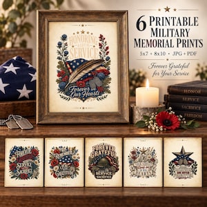 Pu&ograve; includere: Un set di sei stampe commemorative militari stampabili con temi patriottici, bandiere americane, piastrine di riconoscimento e motivi floreali. La stampa centrale incorniciata mostra il testo Honoring a Life of Service e Forever in Our Hearts, con ulteriori stampe che presentano varie frasi commemorative.