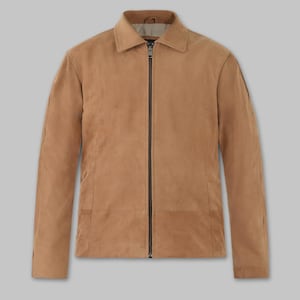 Puede incluir: Chaqueta de ante color marrón claro con cuello y cremallera negra completa. La chaqueta tiene mangas largas y un corte entallado. La chaqueta es de color neutro y adecuada para varios conjuntos.