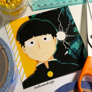 Può includere: Un adesivo quadrato raffigurante un personaggio anime stilizzato con capelli neri e un'uniforme nera con un bottone giallo. Lo sfondo è diviso tra giallo con strisce diagonali bianche e un'area verde acqua con forme di fulmini bianchi.