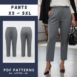 Może przedstawiać: Szare spodnie z elastyczną talią, pokazane z przodu i z tyłu, z tekstem "PANTS XS - 5XL" i "PDF PATTERNS A4 - LETTER - A0". Spodnie są noszone przez osobę z czarną marynarką i obcasami.