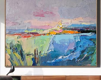 Puede incluir: Pintura abstracta de paisaje con un estilo impasto texturizado. La obra presenta una vibrante paleta de colores de azules, verdes, rosas y naranjas, que representa una línea de horizonte o un paisaje marino estilizado. La pintura está enmarcada en un tono de madera natural.