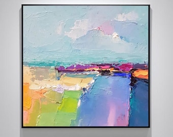 Puede incluir: Pintura abstracta de paisaje con marco negro. La obra presenta una escena texturizada y colorida con un cielo azul claro, nubes blancas y rosas, y una línea de horizonte púrpura, amarilla y naranja. El primer plano tiene bloques verdes y azules.