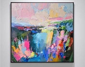 Puede incluir: Pintura abstracta de paisaje con marco negro. La obra presenta una vibrante mezcla de colores, incluyendo rosa, azul, verde, amarillo y naranja, aplicados con gruesas pinceladas. La pintura evoca una sensación de cielo y paisaje coloridos.