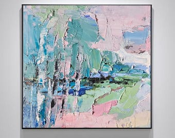 Puede incluir: Pintura al óleo abstracta cuadrada con marco negro. La obra presenta gruesas pinceladas en tonos azules, verdes, rosas y blancos, creando una escena de paisaje texturizada. La pintura evoca una sensación de naturaleza y tranquilidad.