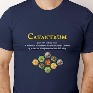 Catantrum Catan T-shirt da campionato di gioco da tavolo Unisex T-shirt da serata di gioco Abbigliamento divertente Catan Regalo per fan Catan T-shirt in cotone Catan Taglia S - 3XL