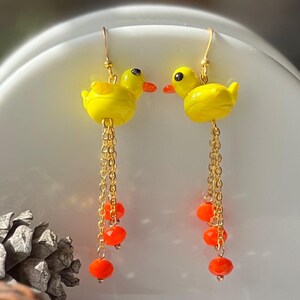 Skurril Gelbe Ente Baumeln Ohrring | Glass Enten Ohrringe mit Orange Perlen | Verspielte Tier Schmuck | Handmade Vogel Schmuck | Geschenk für sie
