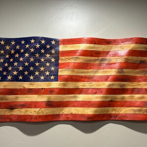 Drapeau Américain En Bois Ondulé Fait Main - Dimensions 20x37, Peint à La Main, Décor Murial USA, Fait Aux États-Unis