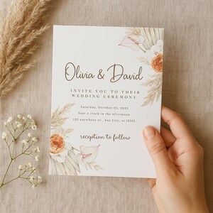 Boho-huwelijksuitnodiging | Neutrale pampa's en bloemdessin | Bewerkbare huwelijksuitnodiging