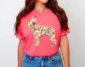 Może przedstawiać: Różowy t-shirt z kwiatowym siluetem Boston Terriera i nadrukiem "Boston Terrier Mama" z przodu.