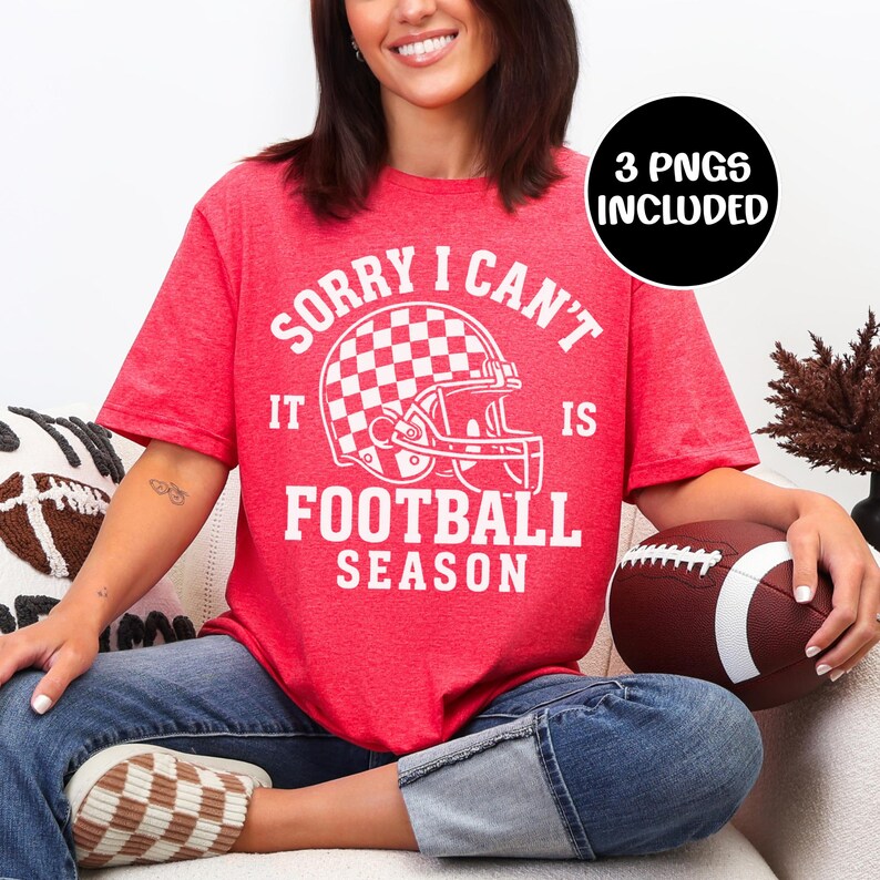 K&ouml;nnte beinhalten: Rotes T-Shirt mit dem Text "SORRY I CAN'T IT IS FOOTBALL SEASON" und einer Footballhelm-Grafik. Das Bild enth&auml;lt einen Football und den Text "3 PNGS INCLUDED" in einem schwarzen Kreis.