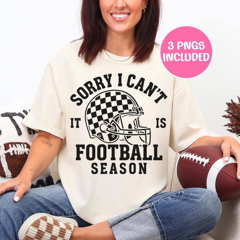 K&ouml;nnte beinhalten: Cremefarbenes T-Shirt mit dem schwarzen Text "SORRY I CAN'T IT IS FOOTBALL SEASON". Das Design beinhaltet einen Footballhelm mit Schachbrettmuster. Ein rosa Kreis mit "3 PNGS INCLUDED" befindet sich oben rechts.