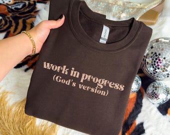 Paquete PNG de la versión de Dios en progreso, sublimación de camisetas cristianas desgastadas, descarga digital de citas de fe minimalistas, PNG de las Escrituras