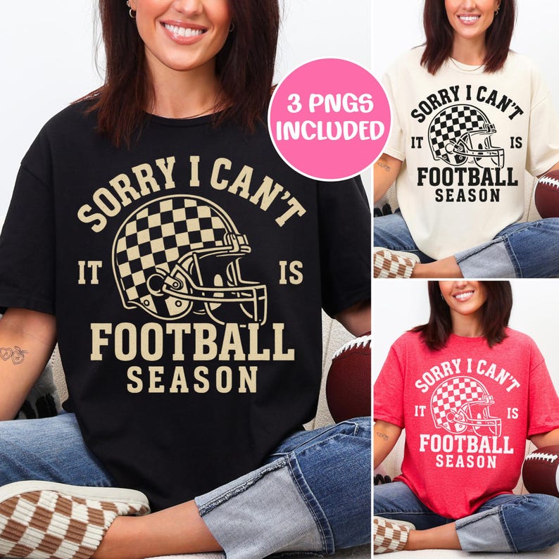 K&ouml;nnte beinhalten: Schwarze, cremefarbene und rote T-Shirts mit dem Text "SORRY I CAN'T IT IS FOOTBALL SEASON" und einer karierten Footballhelm-Grafik. Das Bild zeigt drei verschiedene T-Shirt-Farben, jeweils mit dem gleichen Design.