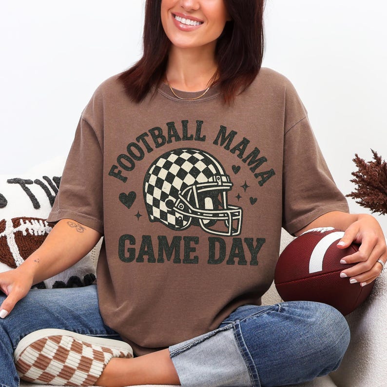 Fotbollsmamma PNG, sublimering av preppy retrorutig hjälm, rolig fotbollsmamma PNG, trendig fotbollströja för matchdag PNG, fotbollssäsong PNG bild 1