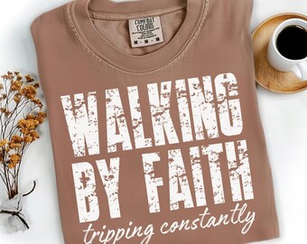 Caminando por fe, tropezando constantemente (PNG), divertida camiseta cristiana (PNG), sublimación de versículos bíblicos, inspiración unisex para la adoración de la fe en Jesús