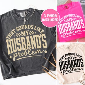 以下が含まれることがあります： 「That sounds like my husband's problem」というフレーズがプリントされた3枚のTシャツ。色はダークグレー、ピンク、クリーム。テキストは太字で、星のアクセントが付いています。