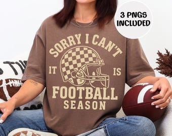 Tut mir leid, ich kann nicht, es ist Fußballsaison PNG, trendiger Retro Checker-Helm PNG, lustiges Fußball-Mama-Shirt PNG, Fußball-Saison Sublimationsdesign
