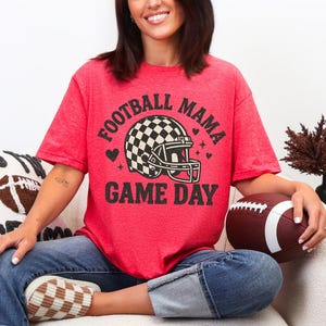 Fotbollsmamma PNG, sublimering av preppy retrorutig hjälm, rolig fotbollsmamma PNG, trendig fotbollströja för matchdag PNG, fotbollssäsong PNG bild 3