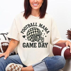Fotbollsmamma PNG, sublimering av preppy retrorutig hjälm, rolig fotbollsmamma PNG, trendig fotbollströja för matchdag PNG, fotbollssäsong PNG bild 4
