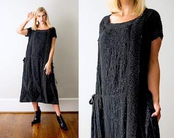 1920’s silk beaded dress. 20’s black flapper dress. Swirl floral glass beading. drop waist. bows.