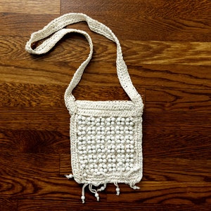 1970&#39;s vintage boho shoulder bag. 70s white beaded bag. plastic rafia macrame. tassel fringe.