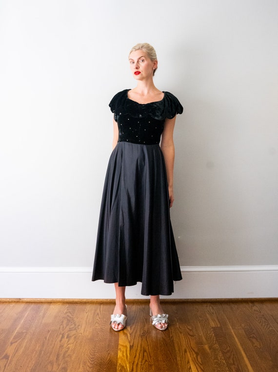 1940 black velvet dress. Scalloped collar. 40’s f… - image 5