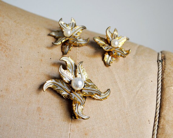 1960's vintage gold pin set. 60s floral earrings.… - image 1